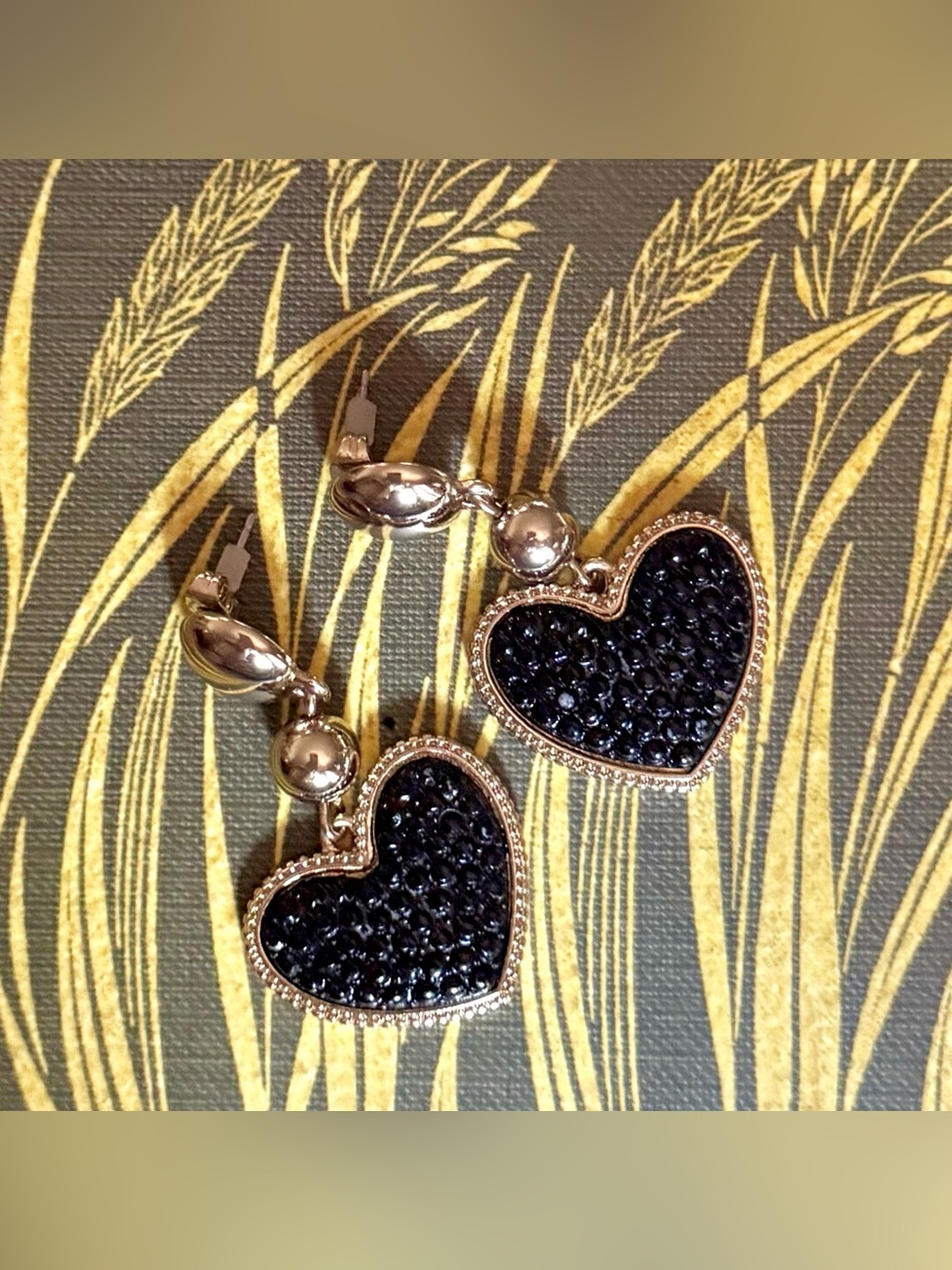 HEART EARRINGS BLACK FAUX DRUZY STONE STUD HEARTS GOLD TONE DANGLE 2” VINTAGE